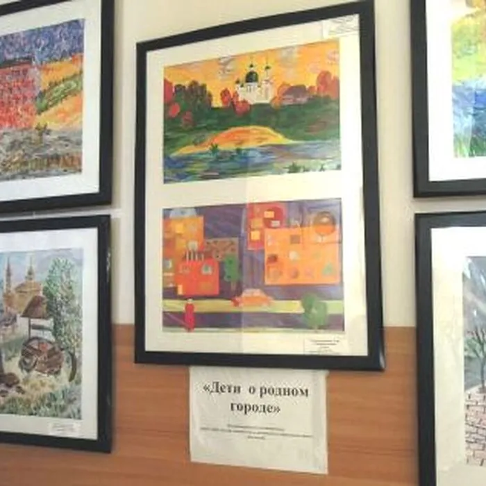 24.02.2015. В Кингисеппской ЦГБ открыта выставка рисунков "Дети о родном городе"